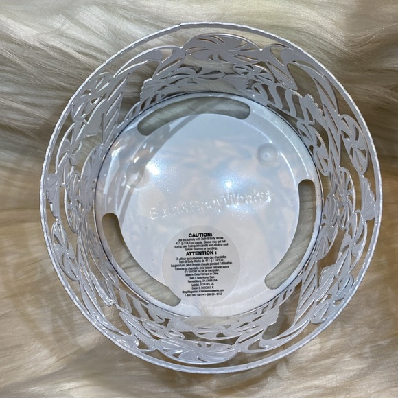 “PEPPERMINT CANDIES”, Winter ‘24, Red & Green by BBW, 3-Wick Candle Holder, NWT - Picture 4 of 6